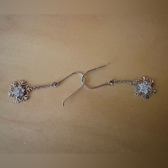 Elegant Silver Snowflake Earrings - Picture 1 of 2
